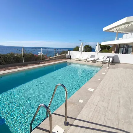 Апартаменты With Sea View And Pool Ideally Located *