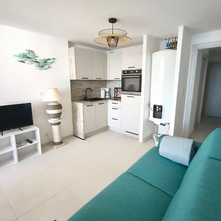 With Sea View And Pool Ideally Located Апартаменты