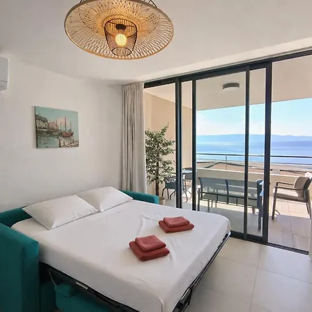 Апартаменты With Sea View And Pool Ideally Located