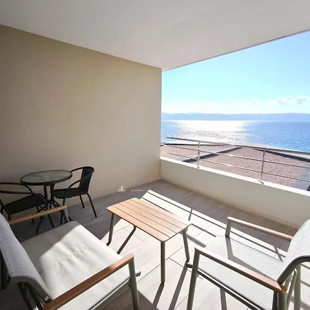 With Sea View And Pool Ideally Located Διαμέρισμα Αζάτσιο